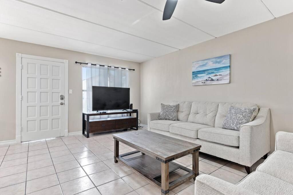 2 Bed 1 Bath Condo By Beach & Entertainment サウス・パドリー・アイランド エクステリア 写真